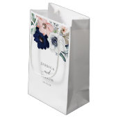 Navy Blooms Hotel Wedding Gift Bag Kleine Geschenktüte (Rückseite Schrägansicht)