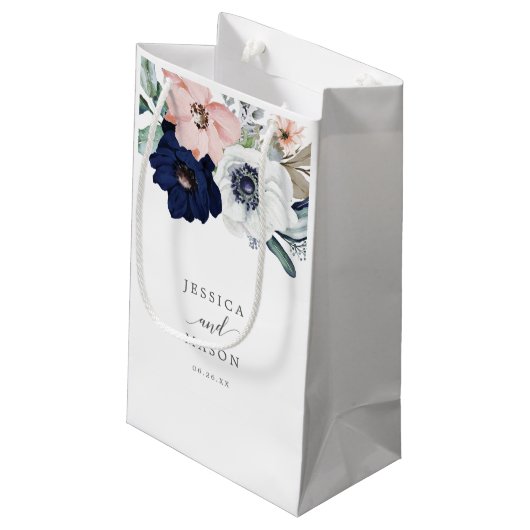 Navy Blooms Hotel Wedding Gift Bag Kleine Geschenktüte (Rückseite Schrägansicht)
