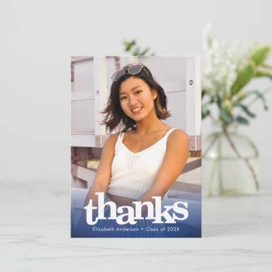 Navy Blue Abschluss Foto fett moderner Typografie Dankeskarte (Stehend Vorderseite)