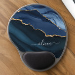 Navy Blue Agate Geode Gold Monogram Gel Mousepad<br><div class="desc">Navy Blue und Gold Foil Agate Geode Monogram Beautiful Elegant Script Name Mousepad (Mauspad). Das macht den perfekten 16.,  13.,  15.,  16.,  18.,  21.,  30.,  40.,  50.,  60.,  70.,  80.,  90.,  100. Geburtstag,  Hochzeit,  Brautparty,  Jubiläum,  Babydusche,  Abschluss oder Junggeselinnen-Abschied Jemand schmückt ihr Zimmer in modernem schicken Stil.</div>