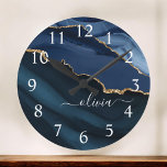 Navy Blue Agate Geode Gold Monogram Large Clock Runde Wanduhr<br><div class="desc">Navy Blue und Gold Foil Agate Geode Monogram Schöne elegante Script Name Uhr. Das macht den perfekten 16.,  13.,  15.,  16.,  18.,  21.,  30.,  40.,  50.,  60.,  70.,  80.,  90.,  100. Geburtstag,  Hochzeit,  Brautparty,  Jubiläum,  Babydusche,  Abschluss oder Junggeselinnen-Abschied Jemand schmückt ihr Zimmer in modernem schicken Stil.</div>