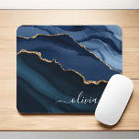 Navy Blue Agate Geode Gold Monogram Mousepad<br><div class="desc">Navy Blue und Gold Foil Agate Geode Monogram Beautiful Elegant Script Name Mousepad (Mauspad). Das macht den perfekten 16.,  13.,  15.,  16.,  18.,  21.,  30.,  40.,  50.,  60.,  70.,  80.,  90.,  100. Geburtstag,  Hochzeit,  Brautparty,  Jubiläum,  Babydusche,  Abschluss oder Junggeselinnen-Abschied Jemand schmückt ihr Zimmer in modernem schicken Stil.</div>