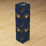 Navy Blue and Gold Crab Fest Weinbox<br><div class="desc">Dieses Design zeigt ein sich wiederholendes Muster von aufwändig Vintagen Krabben-Set vor einem tiefblauem Hintergrund. Die warmen, erdigen Töne der Krabben bilden einen bemerkenswerten Kontrast zur coolen blauen Kulisse und eignen sich somit perfekt für eine nautische Dekoration oder eine Geschenkpackung. Ideal für Strandliebhaber, Küstendekoration und Meeresfans, fügt dieses Muster eine...</div>