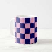 Navy Blue and Light Pink Checkerboard Pattern Kaffeetasse (Vorderseite Links)