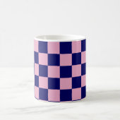 Navy Blue and Light Pink Checkerboard Pattern Kaffeetasse (Mittel)