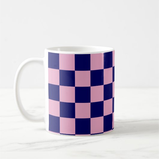 Navy Blue and Light Pink Checkerboard Pattern Kaffeetasse (Links)