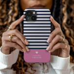 Navy Blue and Pink Chic Stripes Heftmonogramm Case-Mate iPhone Hülle<br><div class="desc">Stilvolle, individuelle Telefonzelle in Rosa, Marineblau und Weiß. Dieses Design zeichnet sich durch ein klassisches marinebasiertes und weiß gestreiftes Muster aus. Personalisieren Sie es mit Ihrem Namen Monogramm oder anderen benutzerdefinierten Text mit einem niedlichen Herzsymbol. Verwenden Sie die Designtools, um Hintergrundfarben auszuwählen, Schriftart und Farben zu bearbeiten und eigene Fotos...</div>