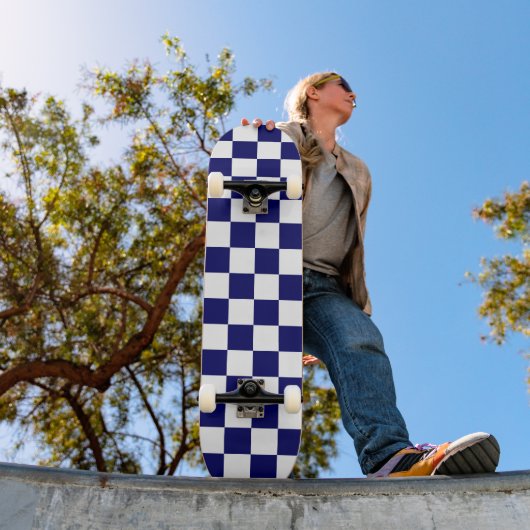 Navy Blue and White Checkerboard Pattern Skateboard (Außenbereich 1)