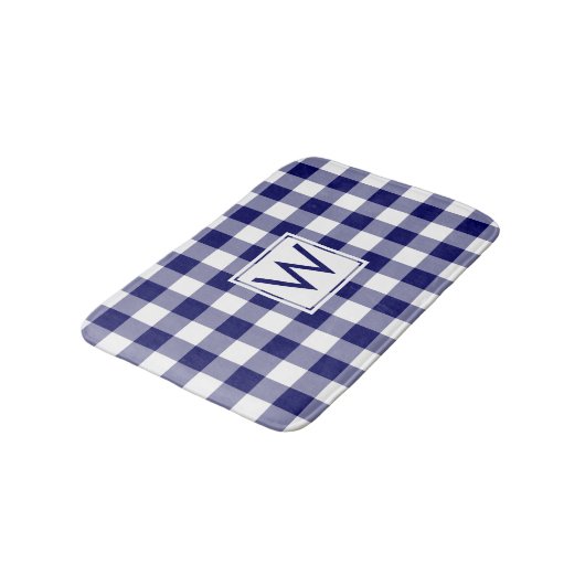 Navy Blue and White Gingham Pattern mit Monogram Badematte (Schrägansicht)