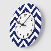 Navy Blue and White Large Chevron ZigZag Pattern Große Wanduhr (Winkel)