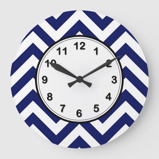 Navy Blue and White Large Chevron ZigZag Pattern Große Wanduhr (Vorderseite)