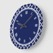 Navy Blue and White Quatrefoil Pattern Große Wanduhr (Winkel)