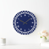 Navy Blue and White Quatrefoil Pattern Große Wanduhr (Zuhause)