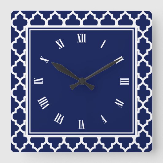 Navy Blue and White Quatrefoil Pattern Quadratische Wanduhr (Vorderseite)