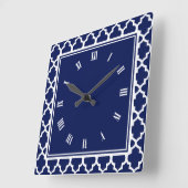 Navy Blue and White Quatrefoil Pattern Quadratische Wanduhr (Winkel)