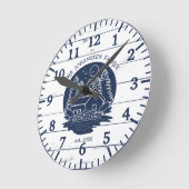 Navy Blue and White Rustic Wood Family Lake House Runde Wanduhr (Winkel)