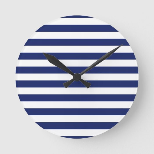 Navy Blue and White Stripe Pattern Runde Wanduhr (Vorderseite)