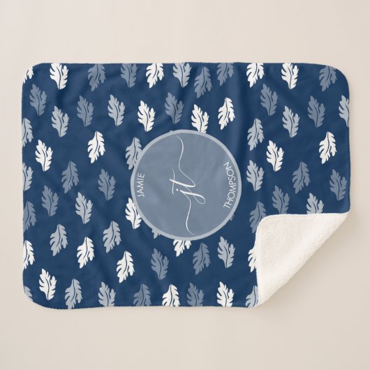 Navy Blue Antique Blätter Muster Monogram Sherpadecke (Vorderseite (Horizontal))
