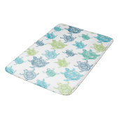 Navy Blue Aqua Lime Green Sea Turtles Pattern  Badematte (Schrägansicht)