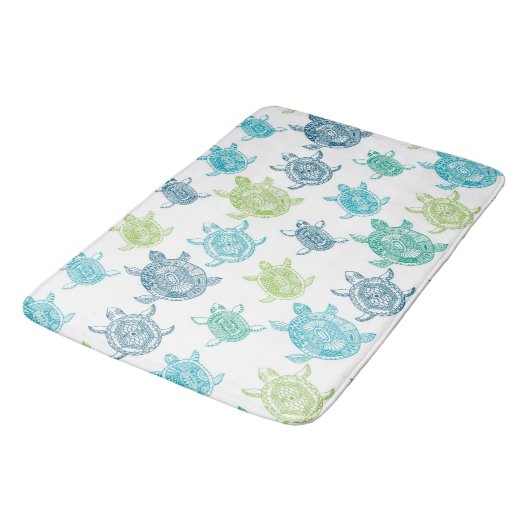Navy Blue Aqua Lime Green Sea Turtles Pattern  Badematte (Schrägansicht)