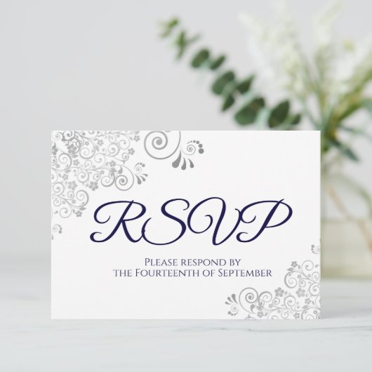 Navy Blue auf White Elegant Silver Lace Wedding RSVP Karte (Stehend Vorderseite)
