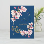 Navy Blue Blush Pink Magnolia Floral Save the Date Einladung (Stehend Vorderseite)