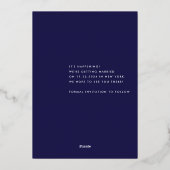Navy Blue Bold Minimalistisch Wedding Save the Dat Folieneinladung (Rückseite)