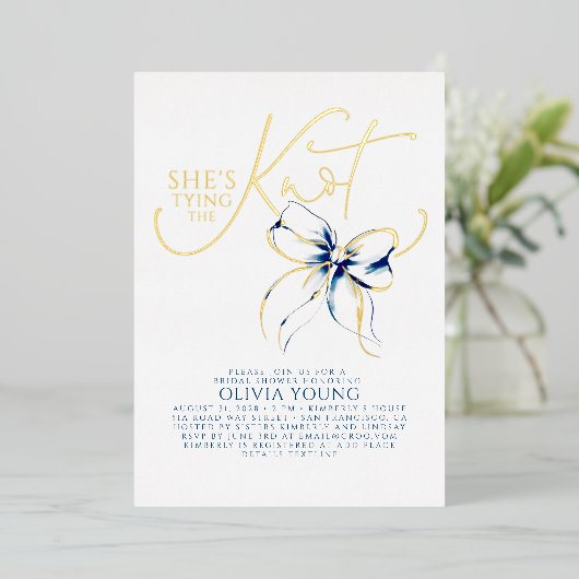 Navy Blue Bow She's Tying The Knot Bridal Shower Folieneinladung (Stehend vorne)