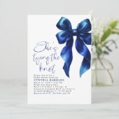 Navy Blue Bow Sie bindet das Brautparty des Knoten Einladung (Stehend Vorderseite)