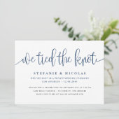 Navy Blue Calligraphy Wir tippten die Knotenhochze Einladung (Stehend Vorderseite)