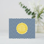 Navy Blue Chevrons mit Custom Yellow Monogram Postkarte (Stehend Vorderseite)