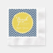 Navy Blue Chevrons mit Custom Yellow Monogram Serviette (Vorderseite)