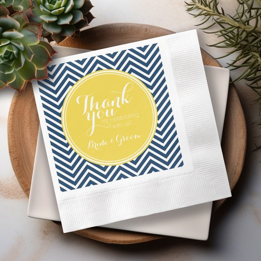 Navy Blue Chevrons mit Custom Yellow Monogram Serviette
