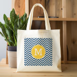 Navy Blue Chevrons mit Custom Yellow Monogram Tragetasche<br><div class="desc">Ein gewagtes geometrisches Design in frischen,  trendigen Farben. Wenn Sie die Monogramme anpassen müssen,  klicken Sie auf die Schaltfläche Anpassen und ändern Sie sie.</div>