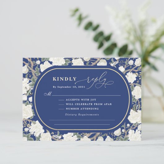 Navy Blue Chinoiserie Weiße Blume Hochzeit RSVP Karte (Stehend Vorderseite)