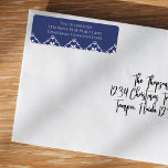 Navy Blue Christmas Snowflake Rücksendeadresse<br><div class="desc">Fügen Sie Ihrer Urlaubskorrespondenz eine Touch Eleganz mit diesem Weihnachtsadressen-Label hinzu. Mit einem schicken marineblauen Hintergrund und einem Winterschneeflockenmuster ist es perfekt, um ein festliches und modernes Aussehen zu schaffen. Die Familiennamen-Vorlage, kombiniert mit einfacher Typografie und traditioneller Schrift, vereint informellen lässigen Charme mit einem klassischen minimalistischen Design. Diese E-Mail-Accessoires machen...</div>