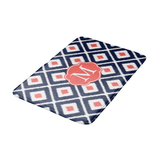 Navy Blue, Coral, White Ikat Diamond Pattern Badematte (Schrägansicht)