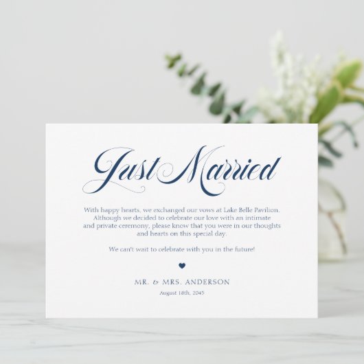 Navy Blue EleganBold Calligraphy Just Married Ankündigung (Stehend Vorderseite)