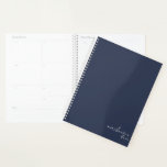 Navy Blue Elegant Einfach Minimalistisch Personali Planer<br><div class="desc">Navy Blue Elegant Einfaches Minimalistisches Personalisiertes Notebook mit Ihrem Namen und Jahr in modernem Drehbuch. Unser Planer ist hier, um Ihnen zu helfen, Ihre Ziele zu erreichen. Es bietet eine Möglichkeit, organisiert bleibe und über Ihr Leben nachzudenken. Mit einem einfachen undatierten Design können Sie diesen Planer für jeden Anlass nutzen:...</div>