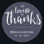 Navy Blue Elegant Script Wedding Dankeschön Sticke Runder Aufkleber<br><div class="desc">Vintage und rustikale dekorative Skript Schriftart Hochzeit danke Ihnen Aufkleber. Elegantes und klassisches Design Marineaufkleber in Blau und Weiß Gastgeschenk Hochzeit. Klassische Gastgeschenk Hochzeit,  Brautparty Geschenketikett,  Geburtstagsparty,  Verlobung Dinner,  Babydusche und vieles mehr. Die Hintergrundfarbe kann auf das gewünschte Thema geändert werden.</div>