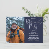 Navy Blue Elegante Script Foto Retirement Party Einladung (Stehend Vorderseite)