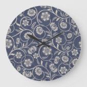 Navy Blue Floral Große Wanduhr (Vorderseite)