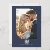 Navy Blue Floral Photo and QR Code Wedding Einladung (Rückseite)