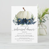 Navy Blue Floral Pumpkin Probe Dinner Invitati Einladung (Stehend Vorderseite)