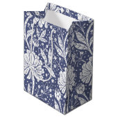 Navy Blue Floral William Morris Style Mittlere Geschenktüte (Vorderseite Schrägansicht)