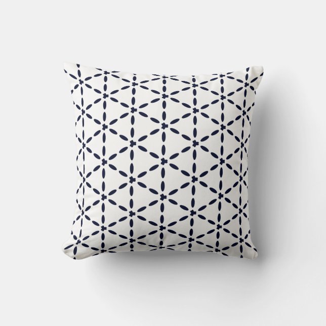 Navy Blue Geometric Pattern on White Kissen (Vorderseite)