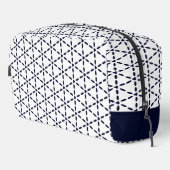 Navy Blue Geometric Pattern on White Waschbeutel (Rechte Ecke)