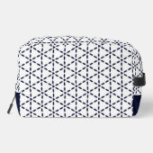 Navy Blue Geometric Pattern on White Waschbeutel (Rückseite)