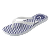 Navy Blue Gingham Mit Monogramm Flip Flops Badesandalen (Schrägansicht)
