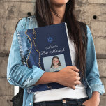 Navy Blue Gold Agate Bar Mitzvah Party Guest Notizblock<br><div class="desc">Elegant navy blue and gold agate decorates the side of this modern Bat Mitzvah party guest notebook. Your daughter's name is written in beautiful formal script under the Star of David. Add their photo on this unlined spiral guest book for a personalized touch. Perfect guestbook for a Jewish girl.</div>